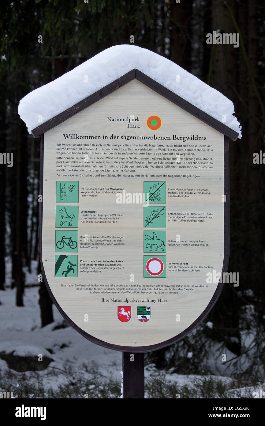 Hinweisschild im Nationalpark Harz im Schnee im Winter, Sachsen-Anhalt, Deutschland Stockfoto