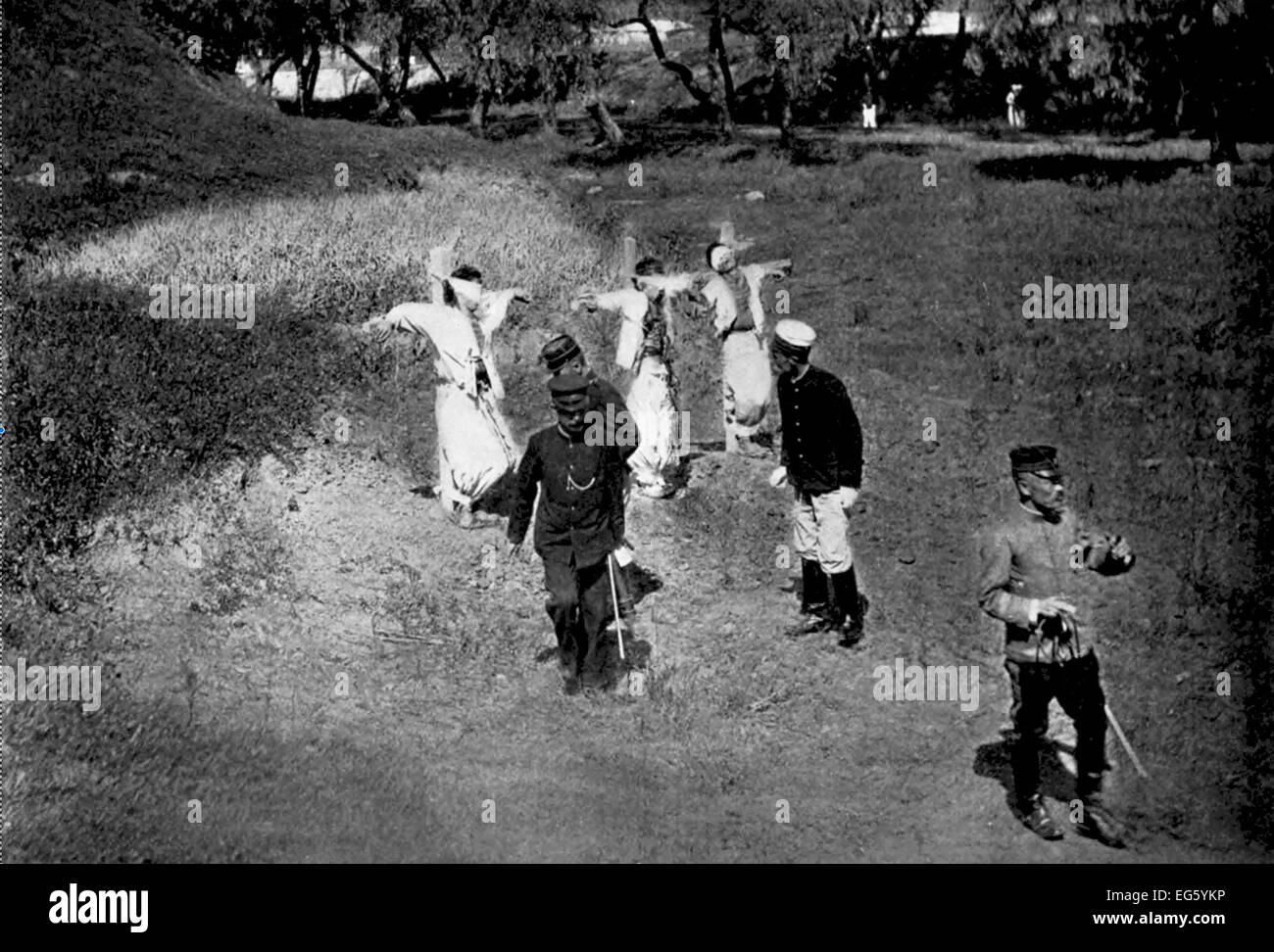 KOREA nach JAPAN (1910-1945) drei Koreaner sind für Sabotage Eisenbahnlinien aus Protest gegen die Beschlagnahme ihres Landes von den japanischen Behörden erschossen. Undatiertes Foto. Stockfoto