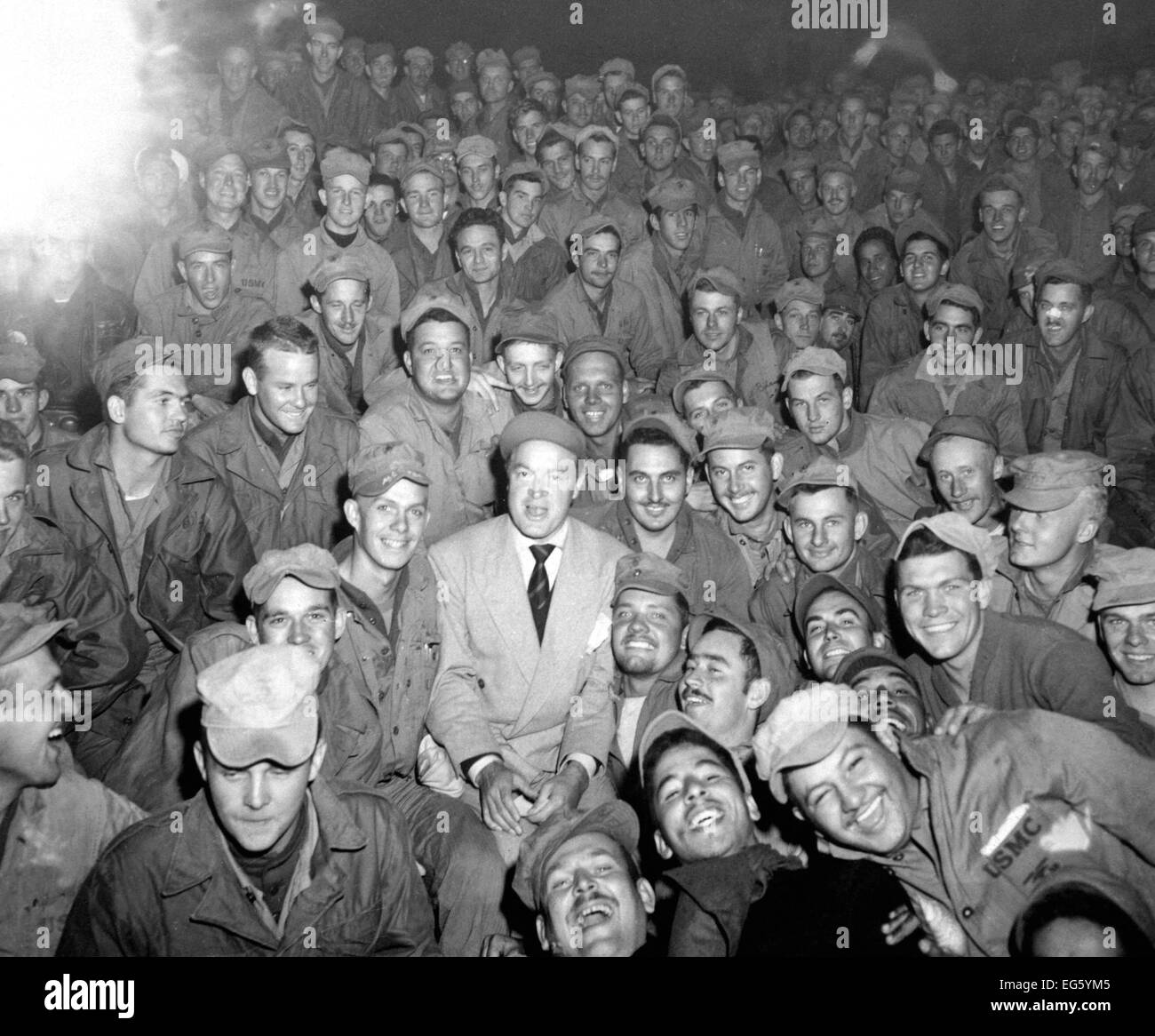 Koreanischer Krieg (1950-1953) Bob Hope sitzt mit Männern des X. Korps beobachten seiner Truppe zu Womsan, Korea zu unterhalten.  26. Oktober 1950.  Foto: CPL. Alex Klein.  (US Army)  NARA-DATEI # 111-SC-351586 KRIEG & KONFLIKT BUCHEN #: 1469 Stockfoto