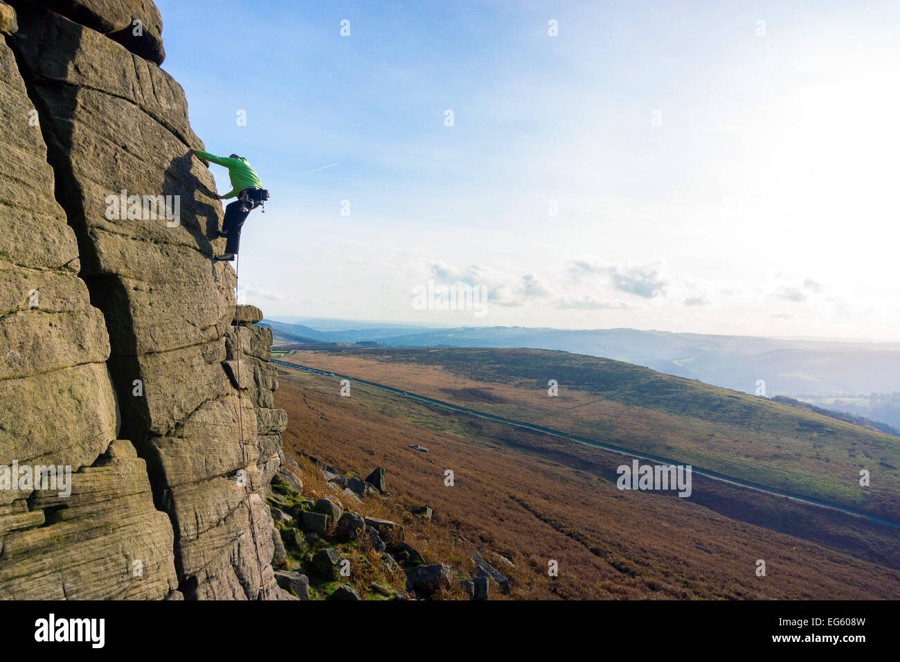 Kletterer auf Stanage Edge, Derbyshire mit Panoramablick Stockfoto
