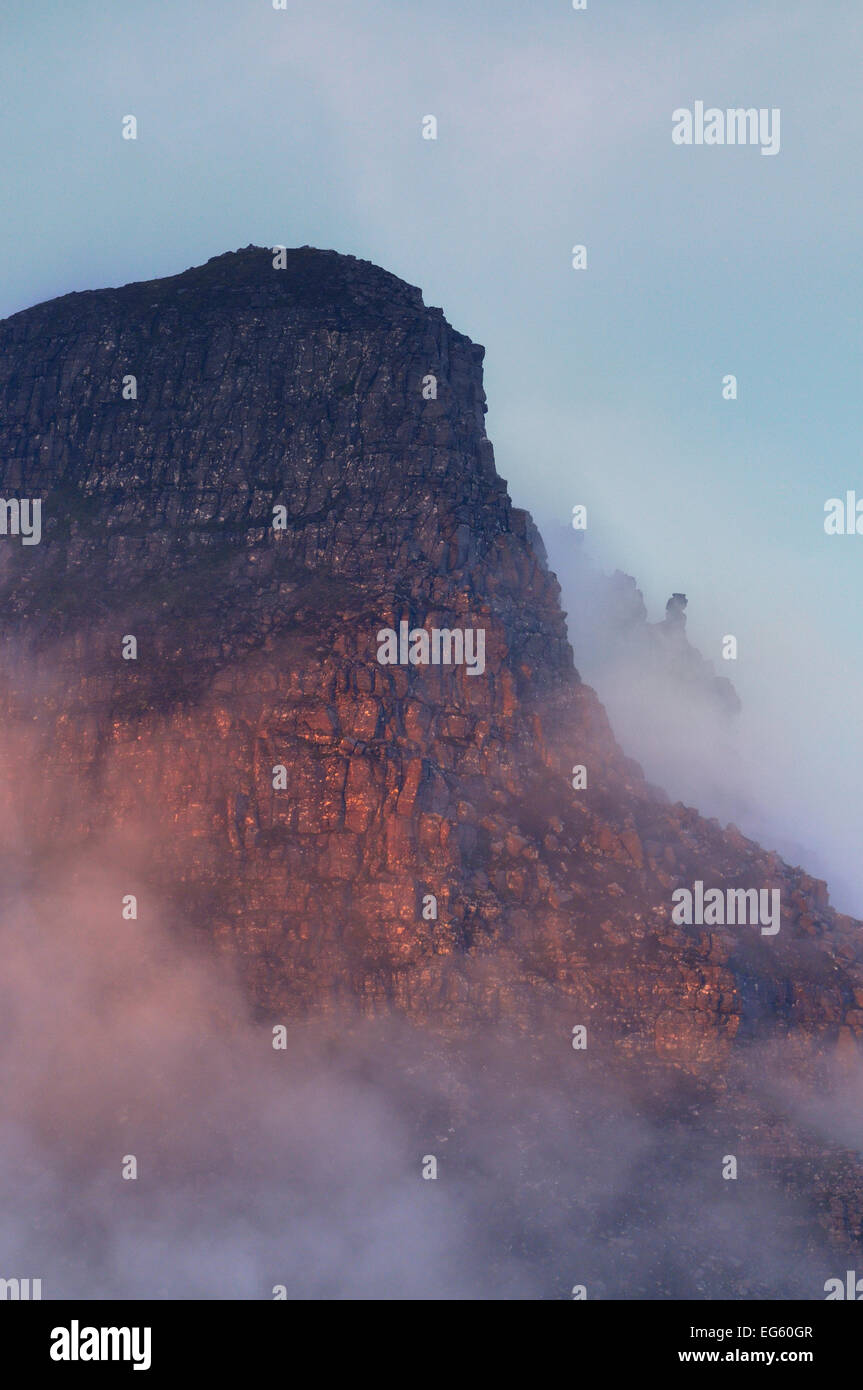 Die schroffen Klippen der Stac Pollidh in Wolken und Nebel und Abendlicht beleuchtet. Cairngorm National Park, Schottland, Juli. Stockfoto