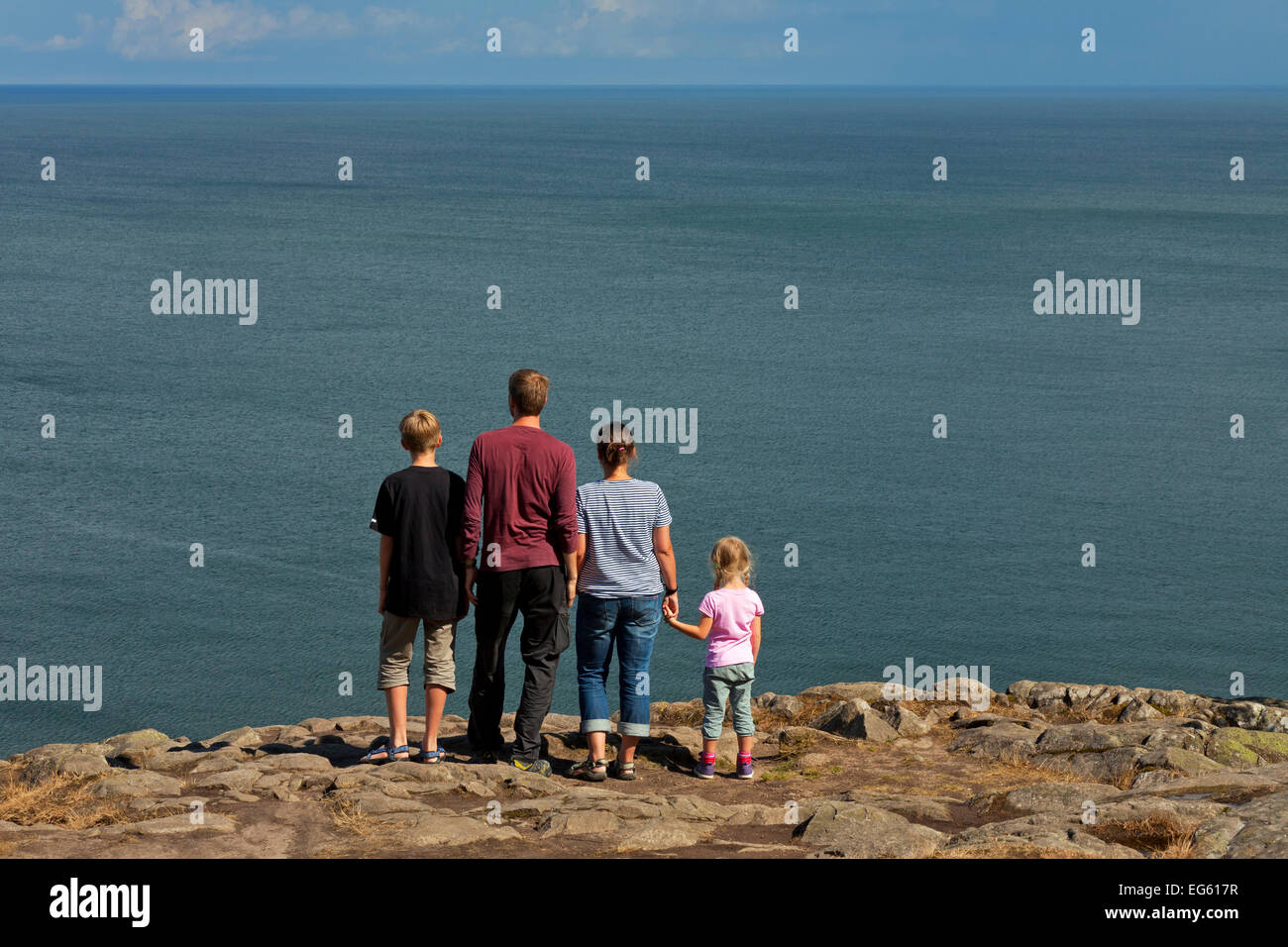 Familie, Vater, Mutter und Sohn und Töchterchen, Blick von der Klippe über dem Meer Stockfoto