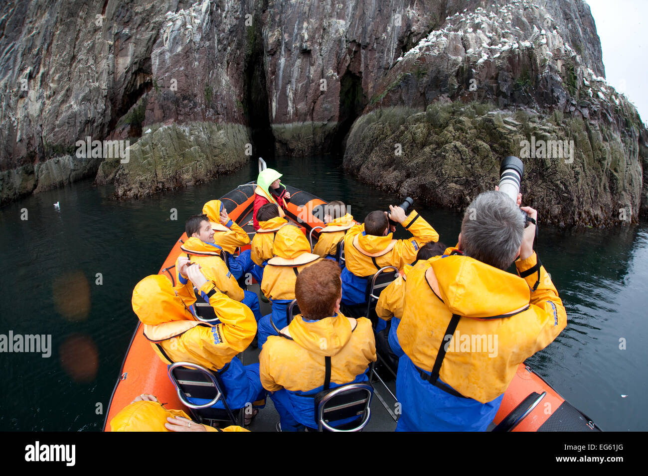 Gruppe von Touristen tragen wasserdichte Kleidung und Schwimmwesten Foto Seevögel aus Schlauchboot auf Tour rund um Bass Rock, nicht Stockfoto