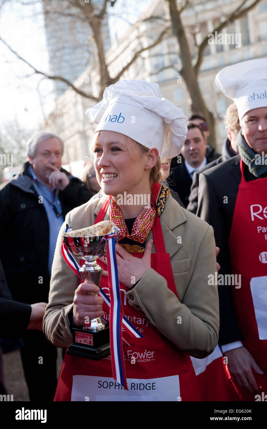 Sophie Ridge stellt mit der Pokalsieger am MPs, parlamentarische Pancake Race-2015. Stockfoto