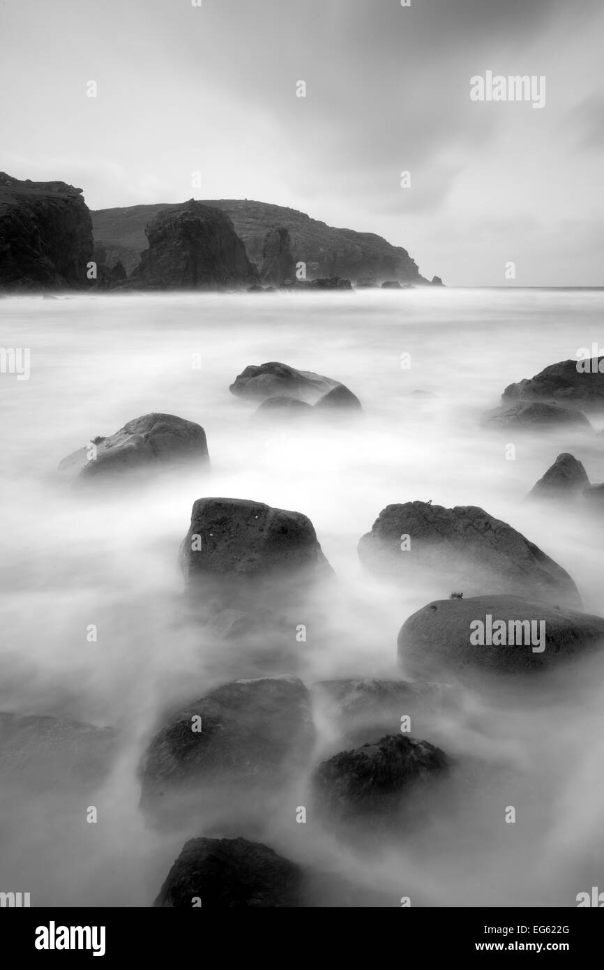 Langzeitbelichtung des Meeres, mit Felsen im Vordergrund, Bagh Dhail Mor, Isle of Lewis, äußeren Hebriden, Schottland, UK, Oktober 2011 Stockfoto