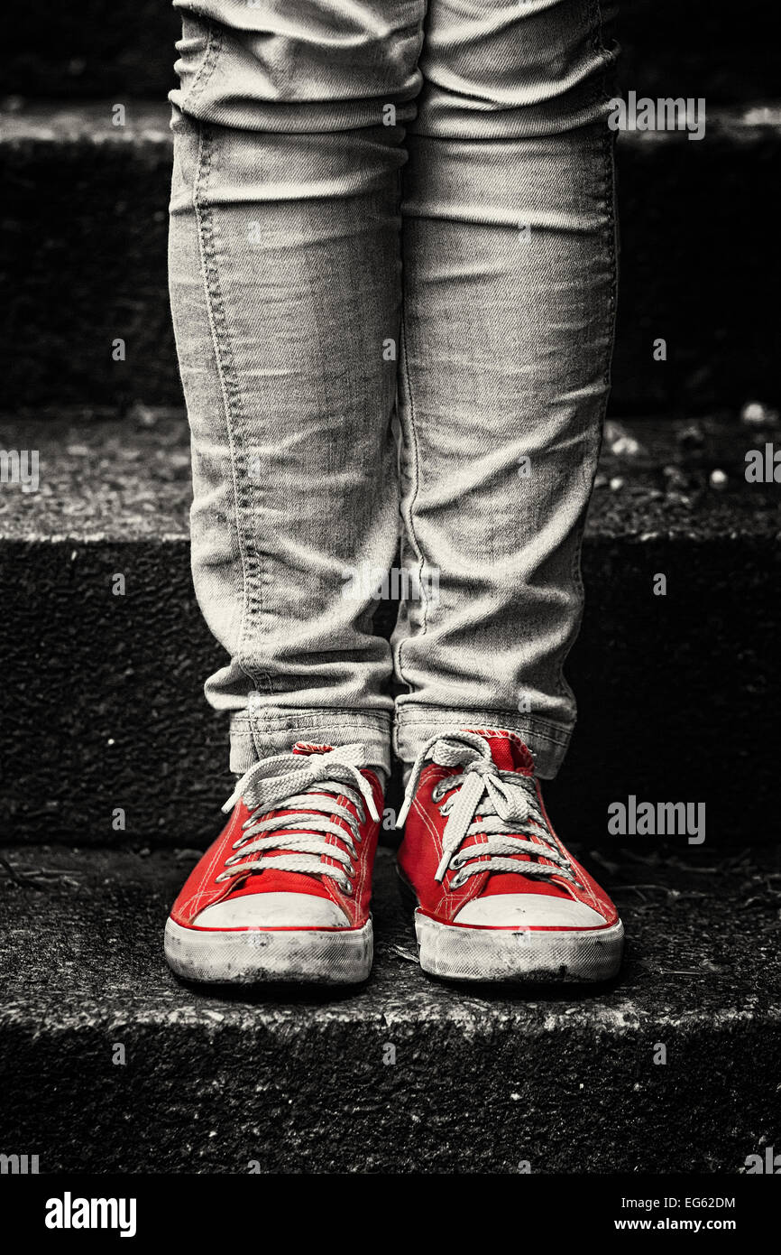 Rote skinny jeans -Fotos und -Bildmaterial in hoher Auflösung – Alamy