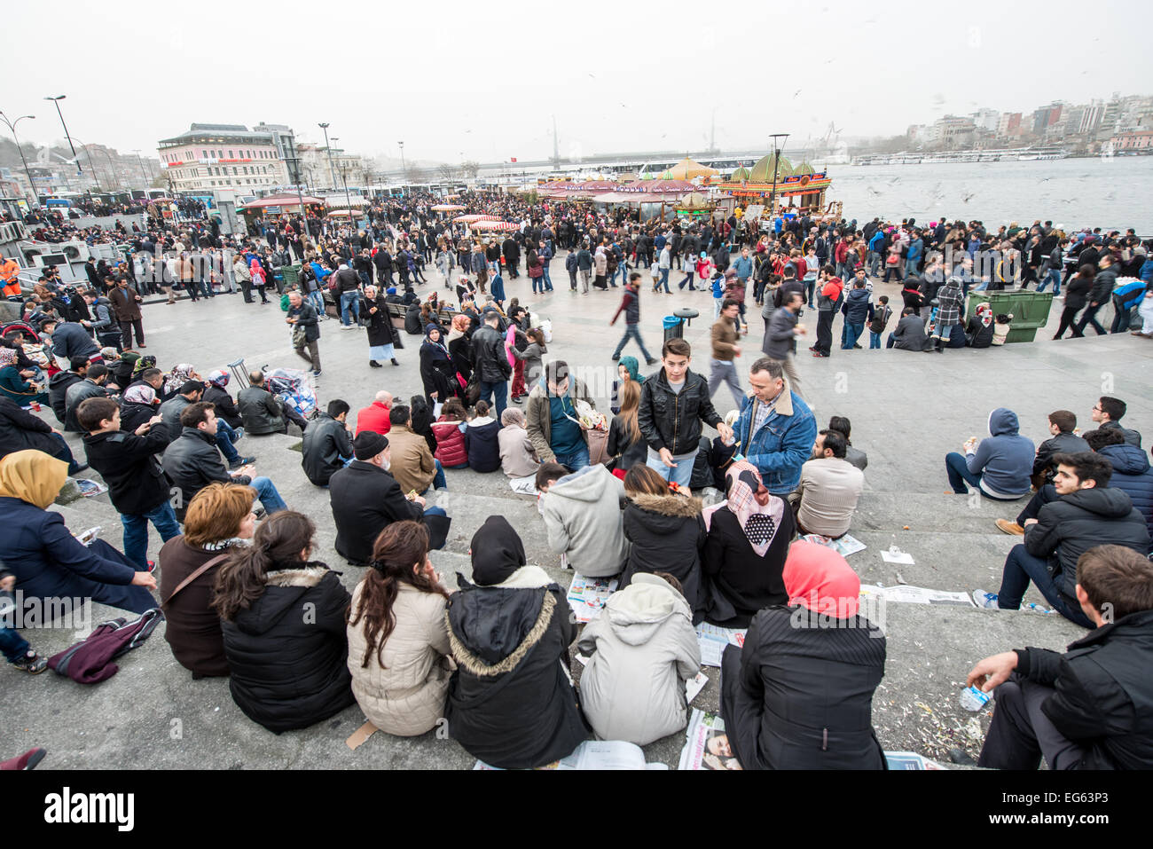 Eminonu Waterfront Galata Bridge Istanbul // ISTANBUL, Türkei - das Eminonu Waterfront District ist am Fuße der Galata Bridge mit Aktivitäten belebt. Eminonu ist eines der historischsten Geschäftsviertel Istanbuls und liegt am Goldenen Horn auf der europäischen Seite der Stadt. Das Viertel diente jahrhundertelang als wichtiger Handelsknotenpunkt und verbindet die Altstadt mit dem Viertel Galata auf der anderen Seite des Wassers. Die Galata-Brücke, die das Goldene Horn überspannt, ist eine wichtige Verkehrsverbindung und ein beliebter Angelplatz für Einheimische. Diese Gegend ist Teil der historischen Halbinsel Istanbuls, die zum UNESCO-Weltkulturerbe gehört Stockfoto