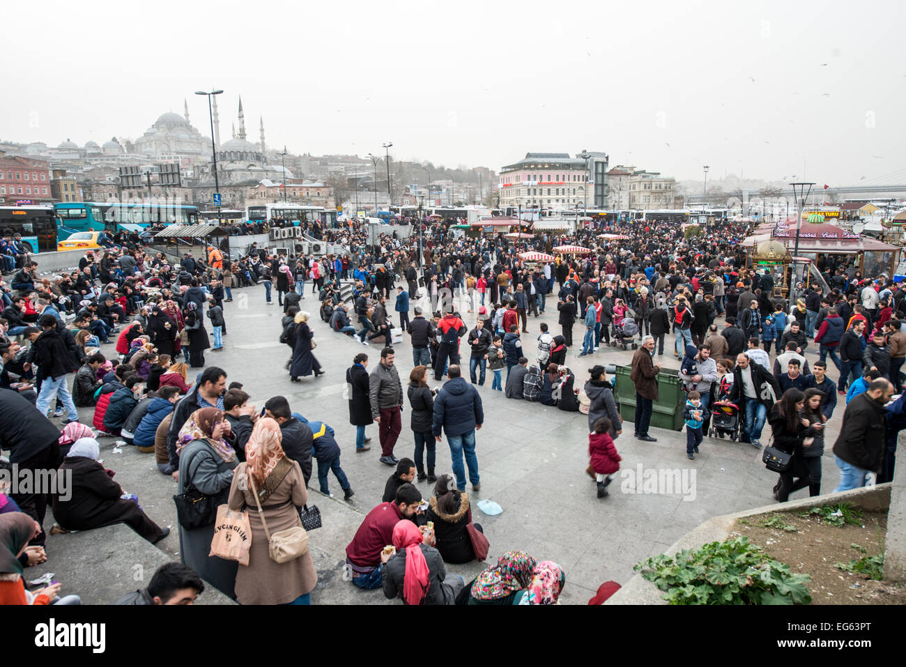Eminonu Waterfront District Istanbul Türkei // ISTANBUL, Türkei - der Eminonu Waterfront District ist am Fuße der Galata Brücke mit Aktivitäten belebt. Eminonu ist eines der historischsten Geschäftsviertel Istanbuls und liegt am Goldenen Horn auf der europäischen Seite der Stadt. Das Viertel diente jahrhundertelang als wichtiger Handelsknotenpunkt und verbindet die Altstadt mit dem Viertel Galata auf der anderen Seite des Wassers. Die Galata-Brücke, die das Goldene Horn überspannt, ist eine wichtige Verkehrsverbindung und ein beliebter Angelplatz für Einheimische. Diese Gegend ist Teil der historischen Halbinsel Istanbuls, die zum UNESCO-Weltkulturerbe gehört. Stockfoto