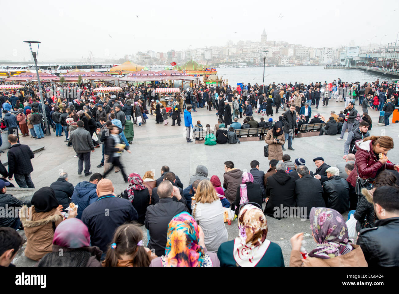 Eminonu Waterfront Galata Bridge Istanbul Türkei // ISTANBUL, Türkei - das Eminonu Waterfront District ist am Fuße der Galata Bridge mit Aktivitäten belebt. Eminonu ist eines der historischsten Geschäftsviertel Istanbuls und liegt am Goldenen Horn auf der europäischen Seite der Stadt. Das Viertel diente jahrhundertelang als wichtiger Handelsknotenpunkt und verbindet die Altstadt mit dem Viertel Galata auf der anderen Seite des Wassers. Die Galata-Brücke, die das Goldene Horn überspannt, ist eine wichtige Verkehrsverbindung und ein beliebter Angelplatz für Einheimische. Diese Gegend ist Teil von Istanbuls historischem Penins, das zum UNESCO-Weltkulturerbe gehört Stockfoto
