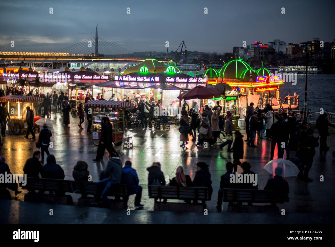 Eminonu Waterfront District Istanbul // ISTANBUL, Türkei – der Eminonu Waterfront District ist am Fuße der Galata Bridge mit Aktivitäten belebt. Eminonu ist eines der historischsten Geschäftsviertel Istanbuls und liegt am Goldenen Horn auf der europäischen Seite der Stadt. Das Viertel diente jahrhundertelang als wichtiger Handelsknotenpunkt und verbindet die Altstadt mit dem Viertel Galata auf der anderen Seite des Wassers. Die Galata-Brücke, die das Goldene Horn überspannt, ist eine wichtige Verkehrsverbindung und ein beliebter Angelplatz für Einheimische. Diese Gegend ist Teil der historischen Halbinsel Istanbuls, die zum UNESCO-Weltkulturerbe gehört Stockfoto