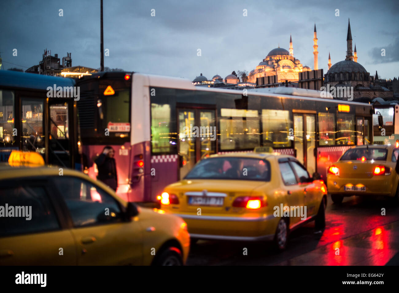 ISTANBUL, Türkei / Türkiye — der Verkehr wird nach der Überquerung der Galata-Brücke im Eminonu-Viertel von Istanbul wieder aufgenommen. Die Suleymaniye-Moschee ist im Hintergrund. Stockfoto