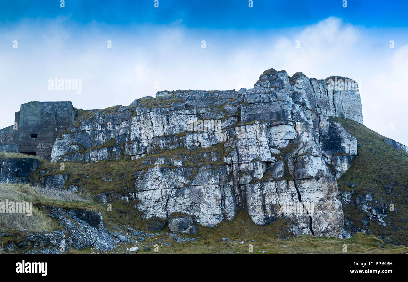 Limeworks Struktur verschmilzt mit dem Felsen bei Larrybane Co Antrim N Ireland Stockfoto