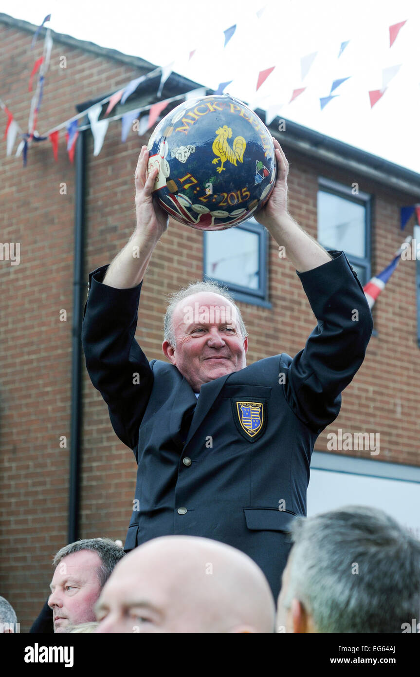 Ashbourne, Derbyshire, UK.17th Februar 2015. Die jährliche zweitägige Fasching Fußball-Spiel hat heute begonnen mit Mick Pfeffer haben die Ehre, "Drehen Sie den Ball" am 14:00. Einheimische Männer haben Teilnahme an diesem historischen Spiel seit über 900 Jahren, wenn Ihre geboren nördlich des Flusses Henmore, dann können Sie eine Up'ard und Süden du ein Down'ard bist. Mick Pfeffer hält den Ball vor dem Start des Spiels. Bildnachweis: IFIMAGE/Alamy Live-Nachrichten Stockfoto