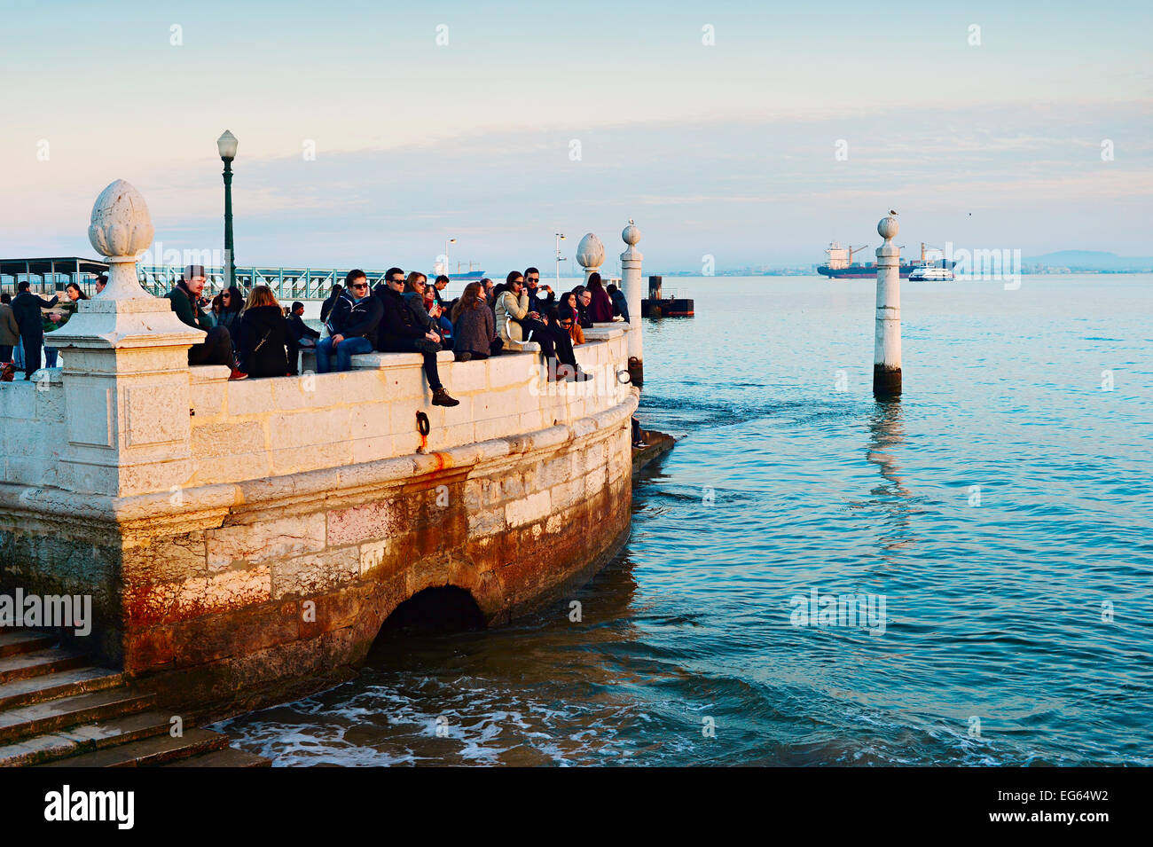 Menschen beobachten Sonnenuntergang am Tajo Flußdamm in Lissabon, Portugal. Stockfoto