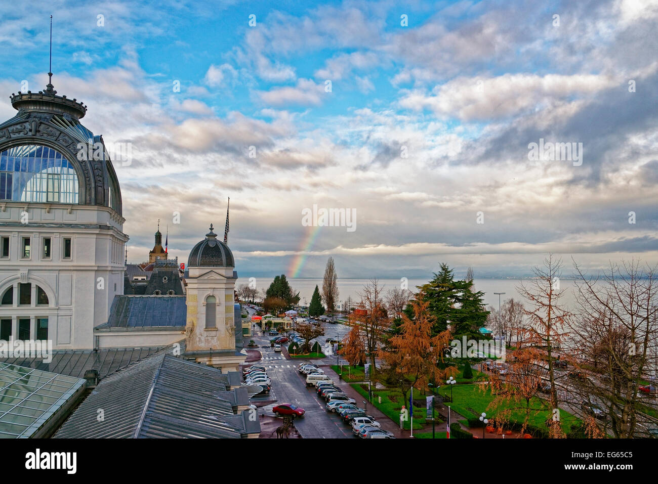 Regenbogen über dem Lac Leman in Evian-Les-Bains in Frankreich im winter Stockfoto