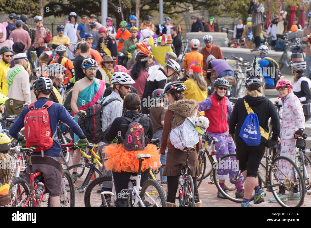 Radfahrer in Halloween-Kostümen gekleidet bereiten Sie sich auf ihre Fahrräder in die jährliche Kürbis Pedaler Veranstaltung fahren Stockfoto