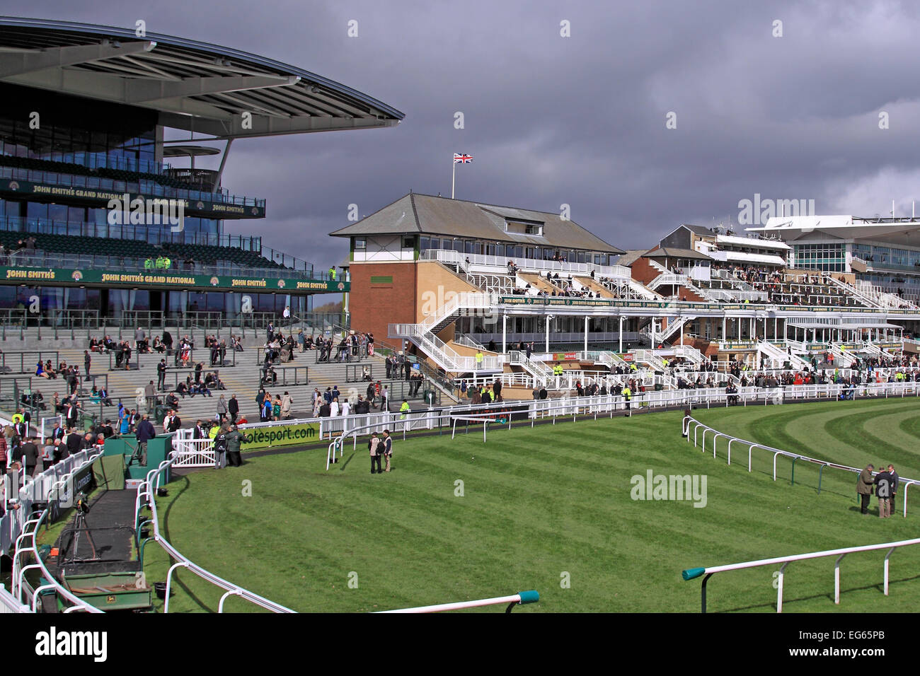 Eine unberührte Aintree Racecourse in der Sonne zur Mittagszeit vor dem Grand National, Aintree, Liverpool, Merseyside, Großbritannien Stockfoto