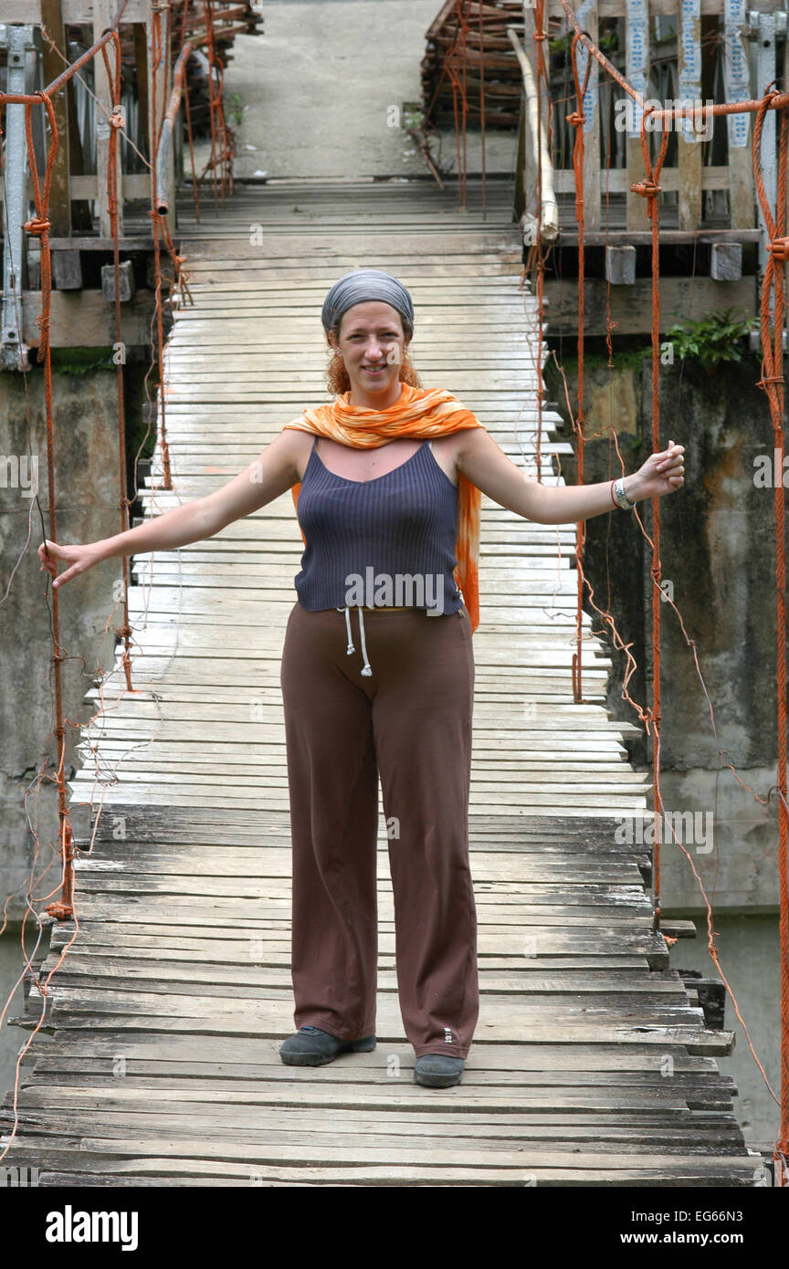 Tourist-Frau in einer Bohol-Brücke. Philippinen Bohol Tigbao hängende Brücke Loboc River Visayas Stock Foto Philippinen Bohol Tigba Stockfoto