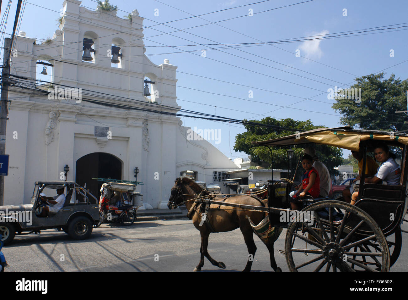 Philippinen Vigan Oude Kerk und Kalesa. Kalesa Reiten, Pferdekutsche. Vigan. Ilocos. Philippinen. Ein Kalesa (auch Caritela/karite Stockfoto