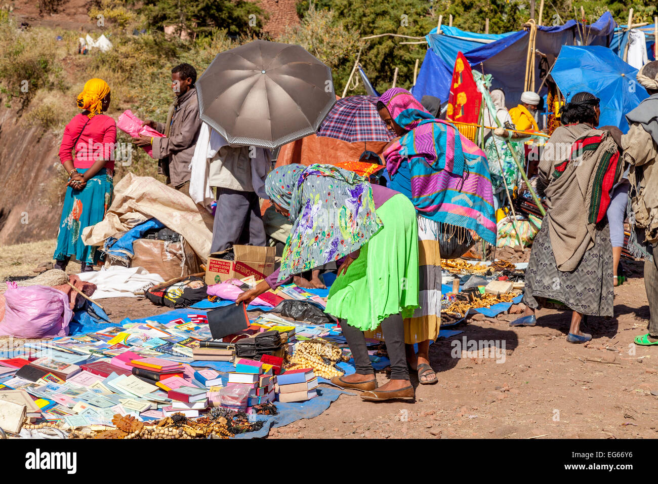 Bibeln und Kreuze werden an einem bunten Wochenmarkt zu Weihnachten, Lalibela, Äthiopien verkauft. Stockfoto
