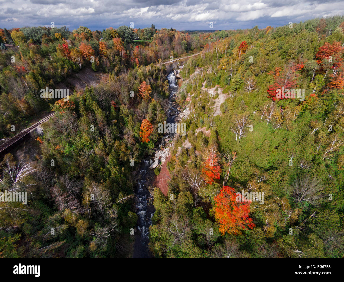 Herbstfärbung punktieren die steilen Talwänden der Port Credit River und Katarakt fällt in den Gabeln des The Credit Provincial Park Stockfoto