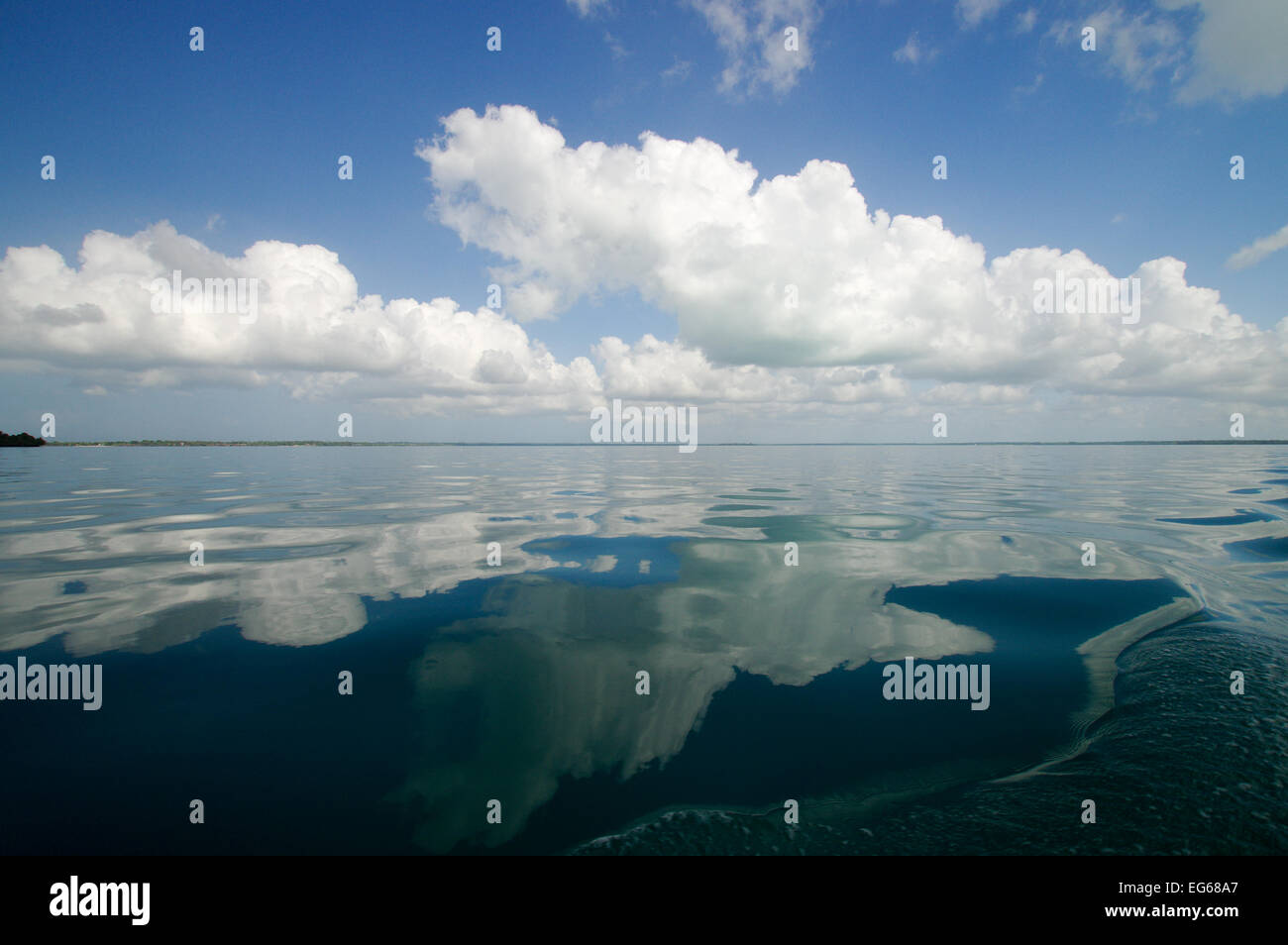 Himmel im ruhigen Morgen Meer vor der Küste Sansibars reflektieren Stockfoto