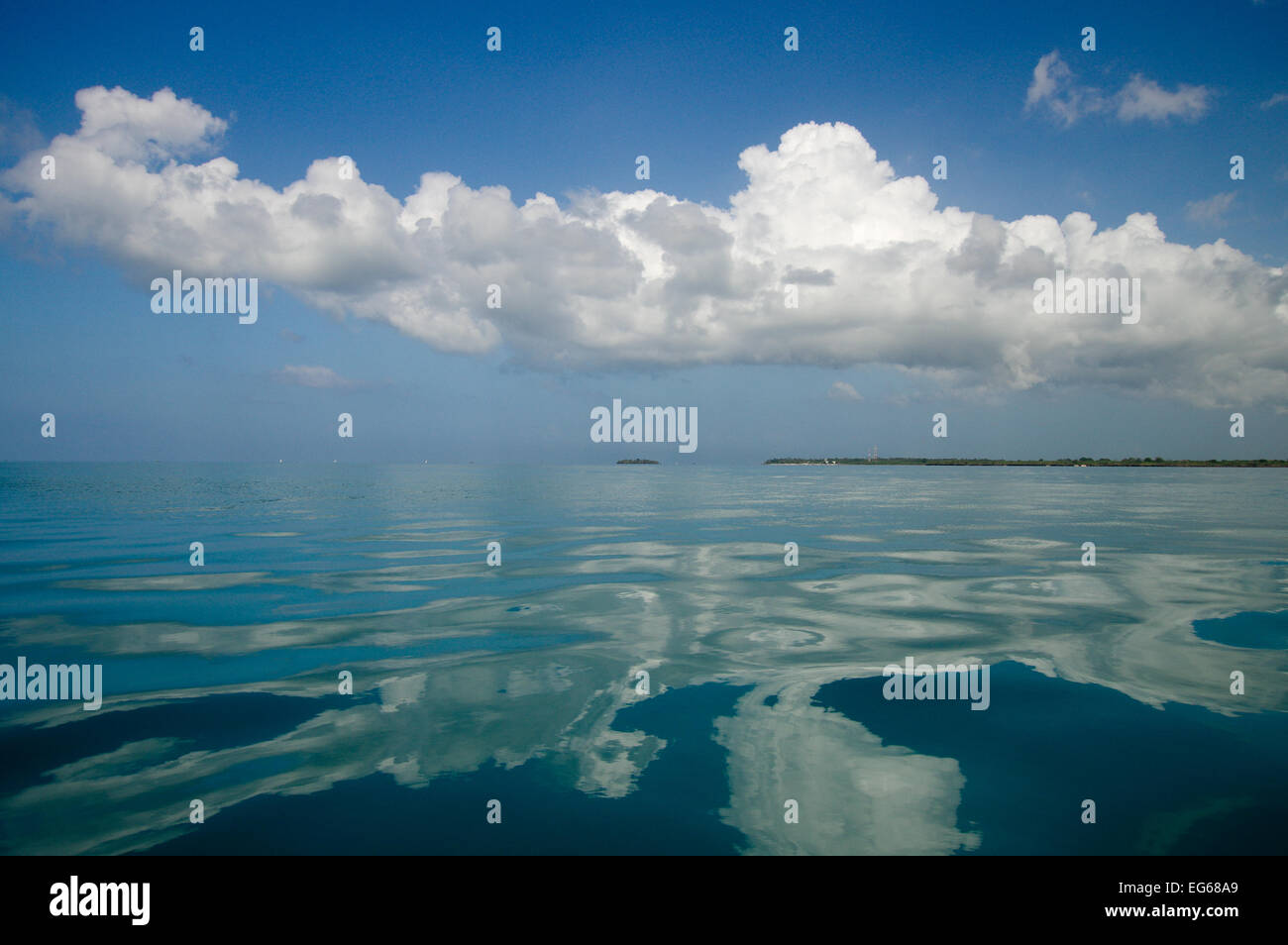 Himmel im ruhigen Morgen Meer vor der Küste Sansibars reflektieren Stockfoto