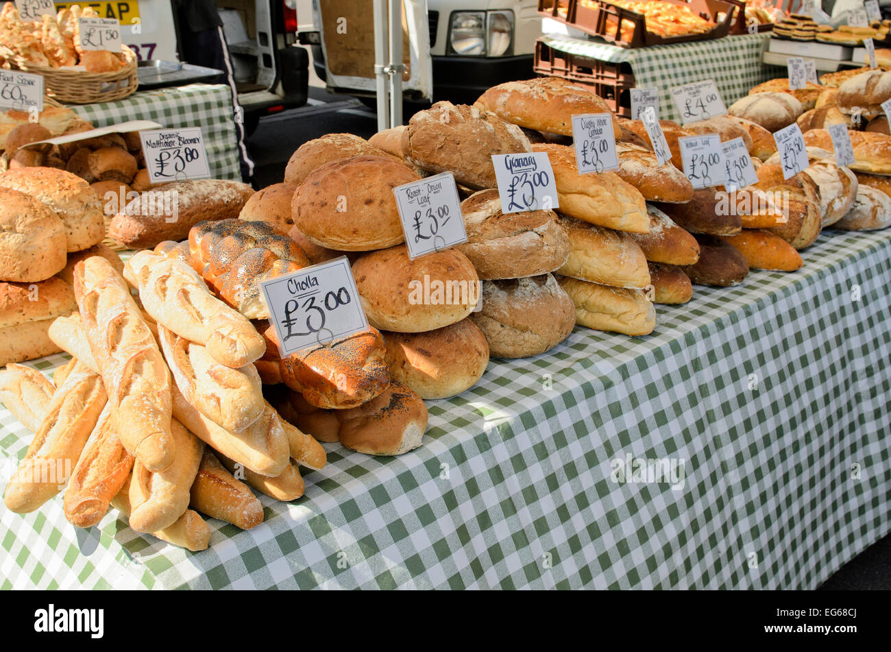 eine Vielzahl an verschiedenen Broten und Kuchen zum Verkauf an einen Bauernmarkt Stockfoto