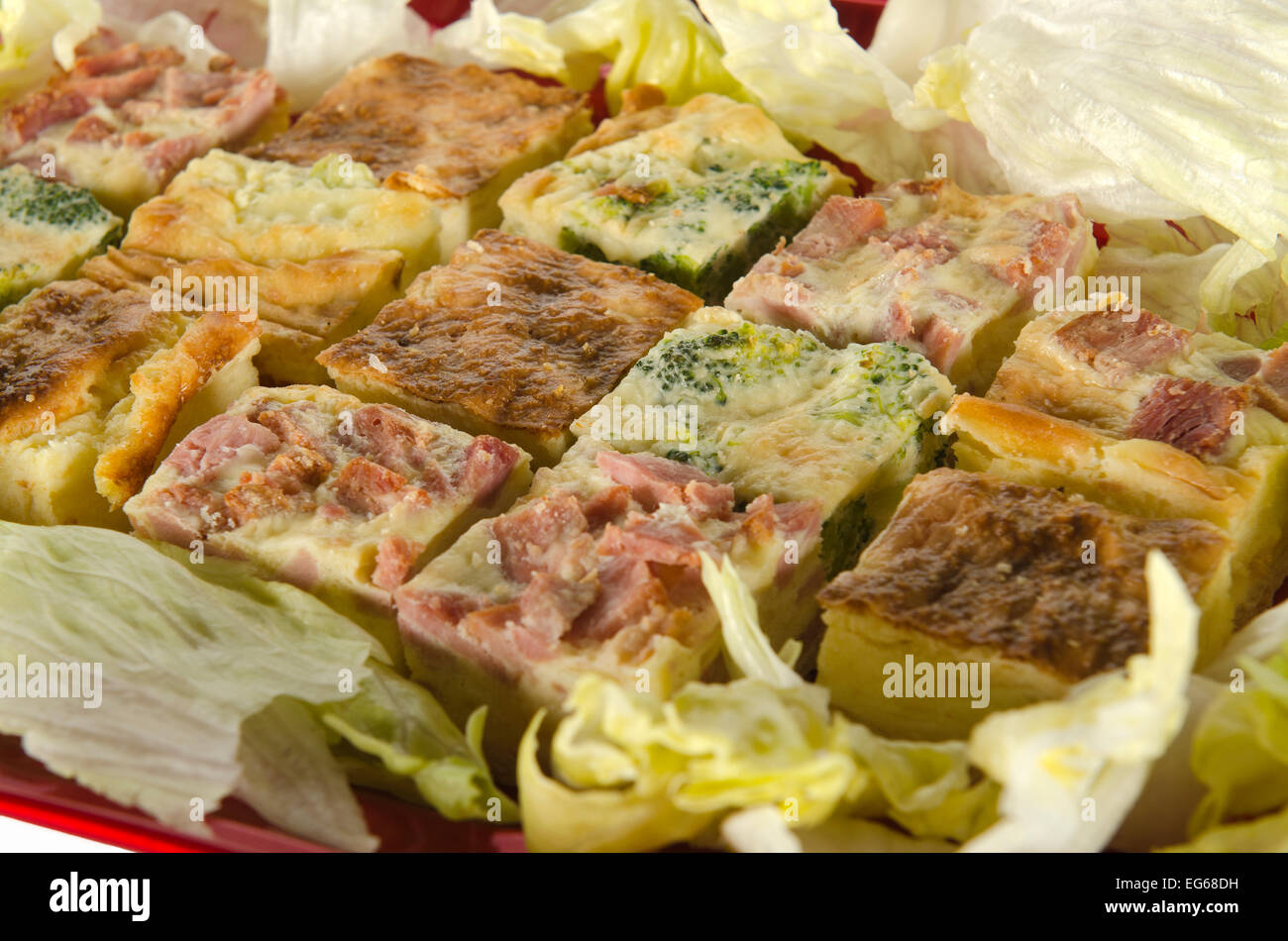 ein Teller mit Party Essen, Quiche Lorain Stockfoto