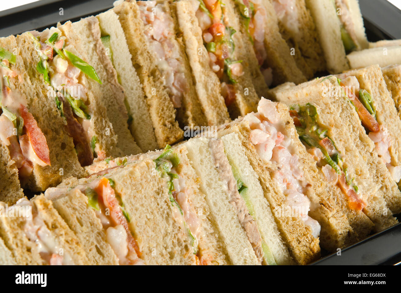 ein Teller mit Party Essen, wraps, Brötchen und sandwiches Stockfoto