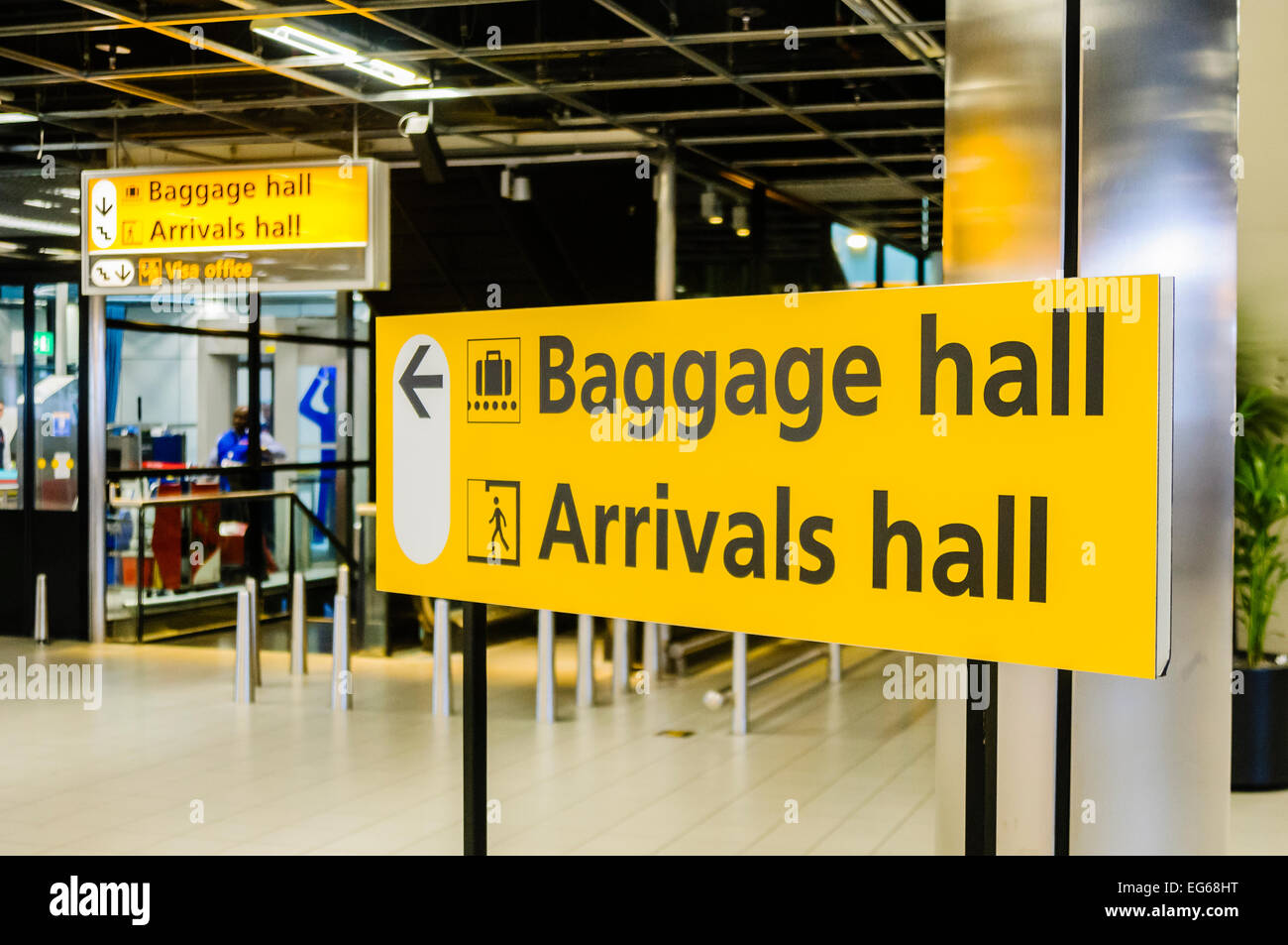 Melden Sie sich für die Gepäckhalle und Ankunftshalle am Flughafen Schiphol Stockfoto