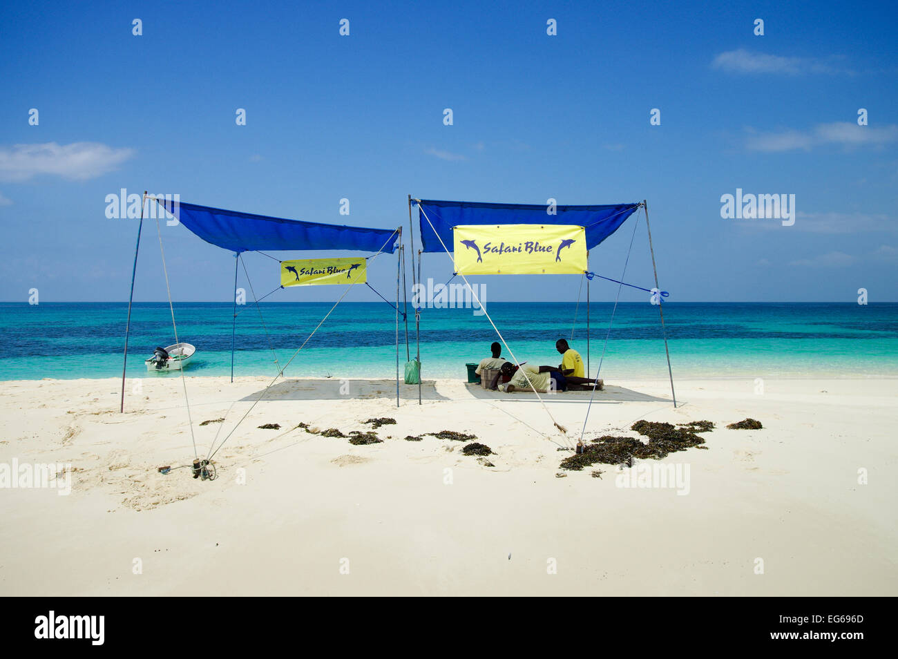 Pavillons von Blue Safari Reiseveranstalter errichtet auf einer Sandbank vor der Küste von Sansibar Stockfoto