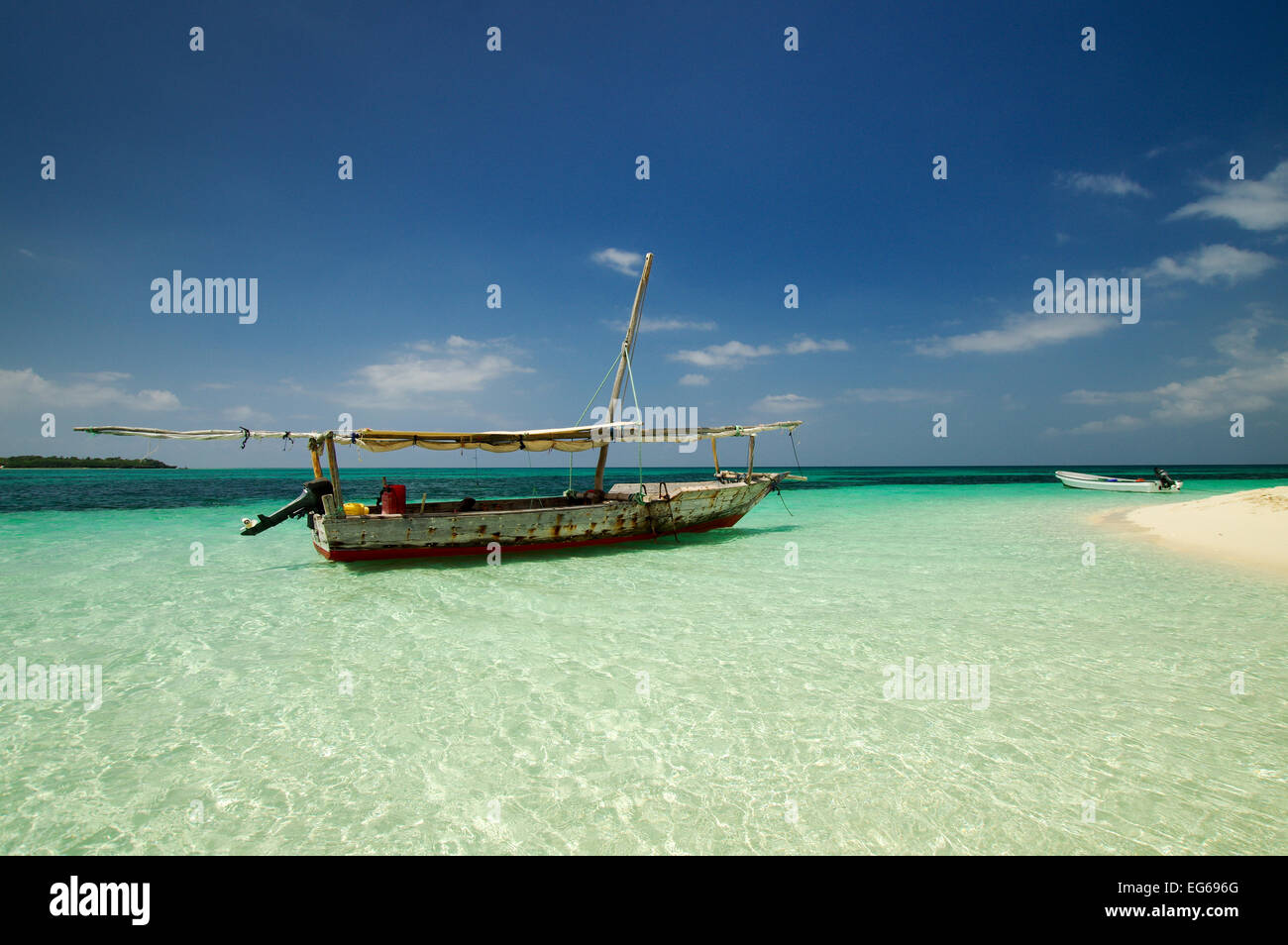 Holzboot festmachen an einer Sandbank vor Sansibar-Küste Stockfoto