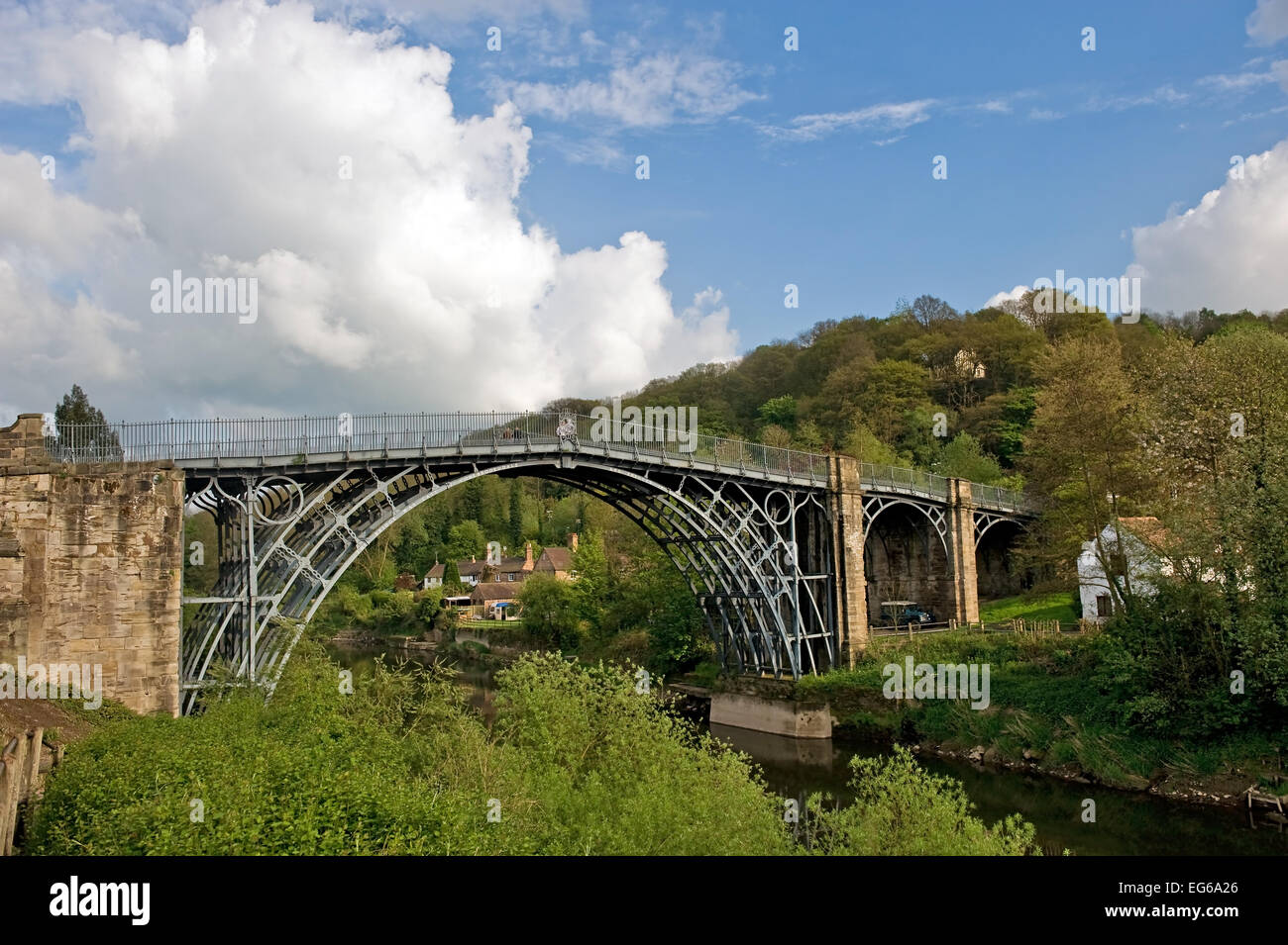 Ersten Eisenbrücke in der Welt von Abraham Darby III erbaute und überquerte den Fluss Severn bei Ironbridge Shropshire England UK Stockfoto