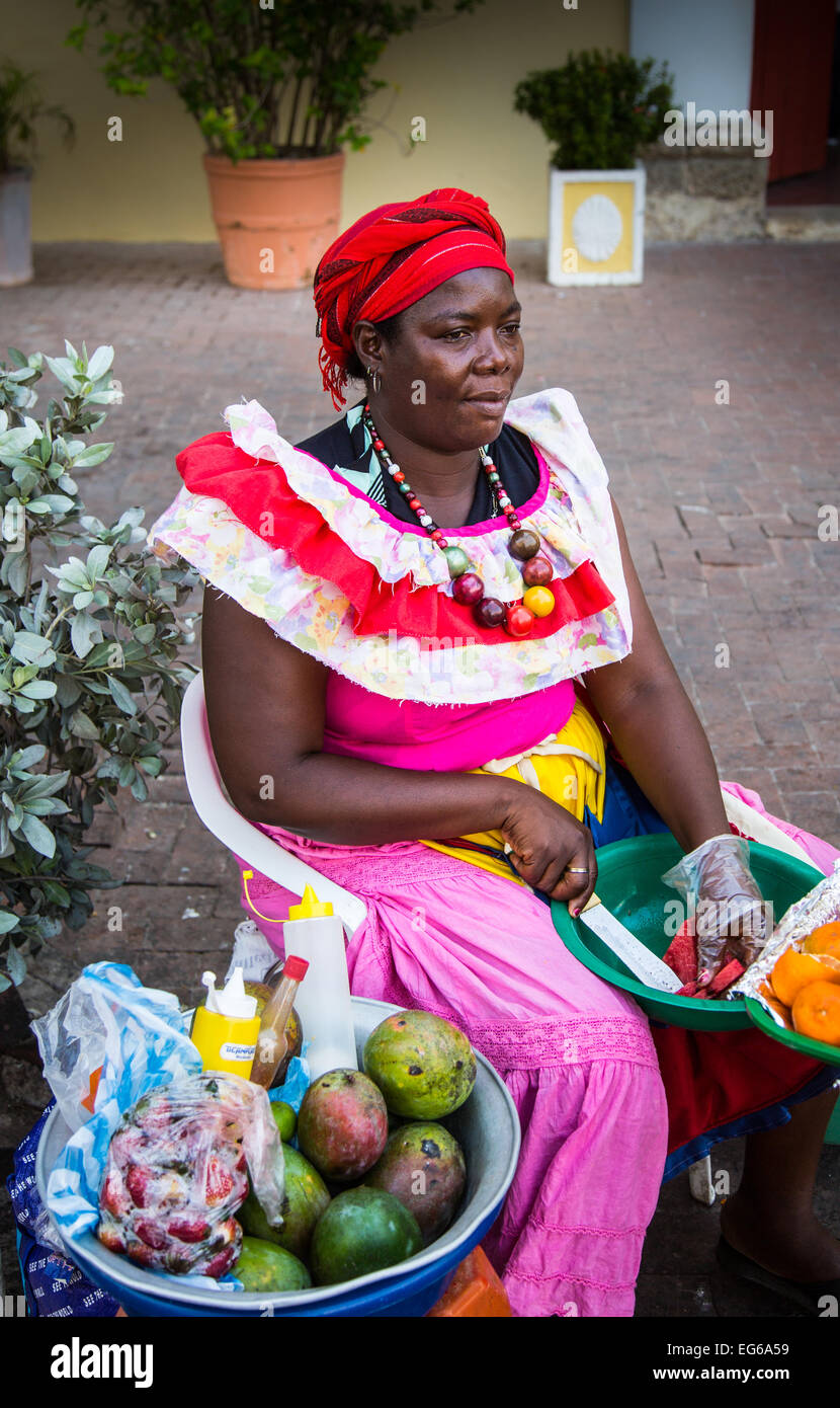 Cartagena, Kolumbien - 24. Februar 2014 - eine Frau in der legendären Frucht Tracht der Palenqueras, Cartagena Kolumbien zu verkaufen. Stockfoto