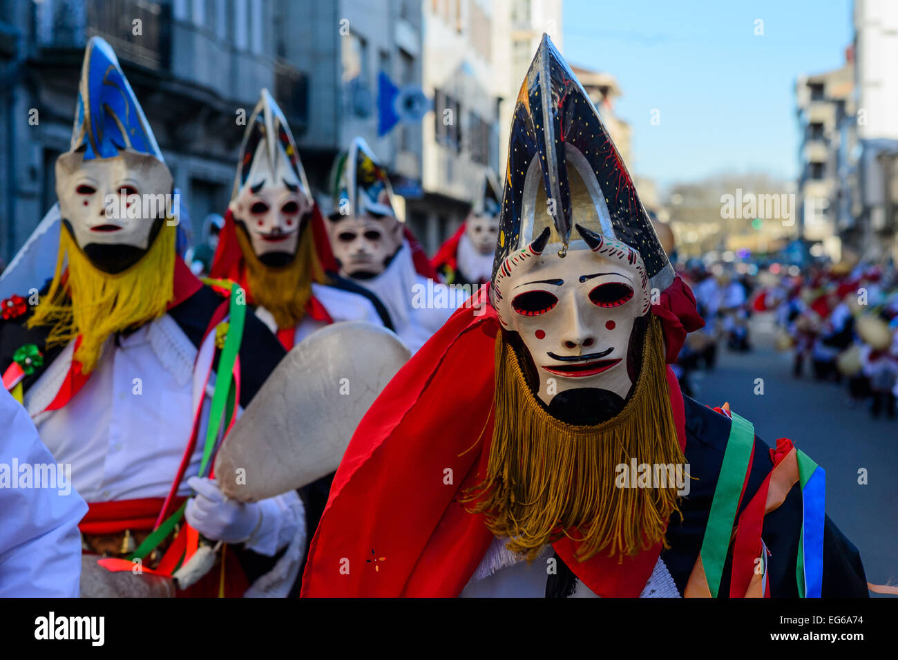 Xinzo de Limia, Galicien (Spanien). 17. Februar 2015. " Pantallas' (eine maskierte Figur) in der Karneval Dienstag Parade. Sie sind das Symbol par excellence des Karnevals. Rodolfo Contreras/Alamy Live-Nachrichten. Stockfoto