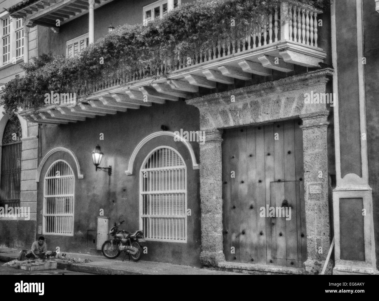 Cartagena, Kolumbien - 23. Februar 2014 - A Hersteller Falken seine waren auf den Straßen von Cartagena. Stockfoto