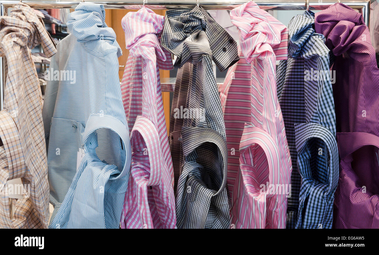Hemd auf dem Kleiderbügel in verschiedenen Farben Stockfoto