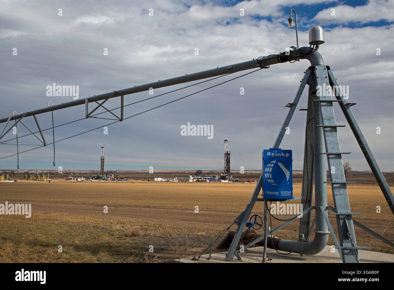 Kersey, Colorado - Öl-Bohrinseln und Bewässerungsanlagen auf einem Bauernhof. Stockfoto