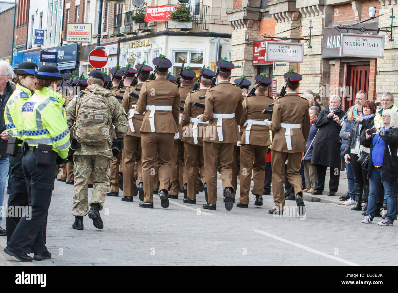 Crewe, Cheshire, UK. 18. Februar 2015. Soldaten aus der Mercian Regiment sind am 17. Februar 2015 geehrt mit der Freiheit des Bezirks Crewe Credit: Simon Newbury/Alamy Live News Stockfoto