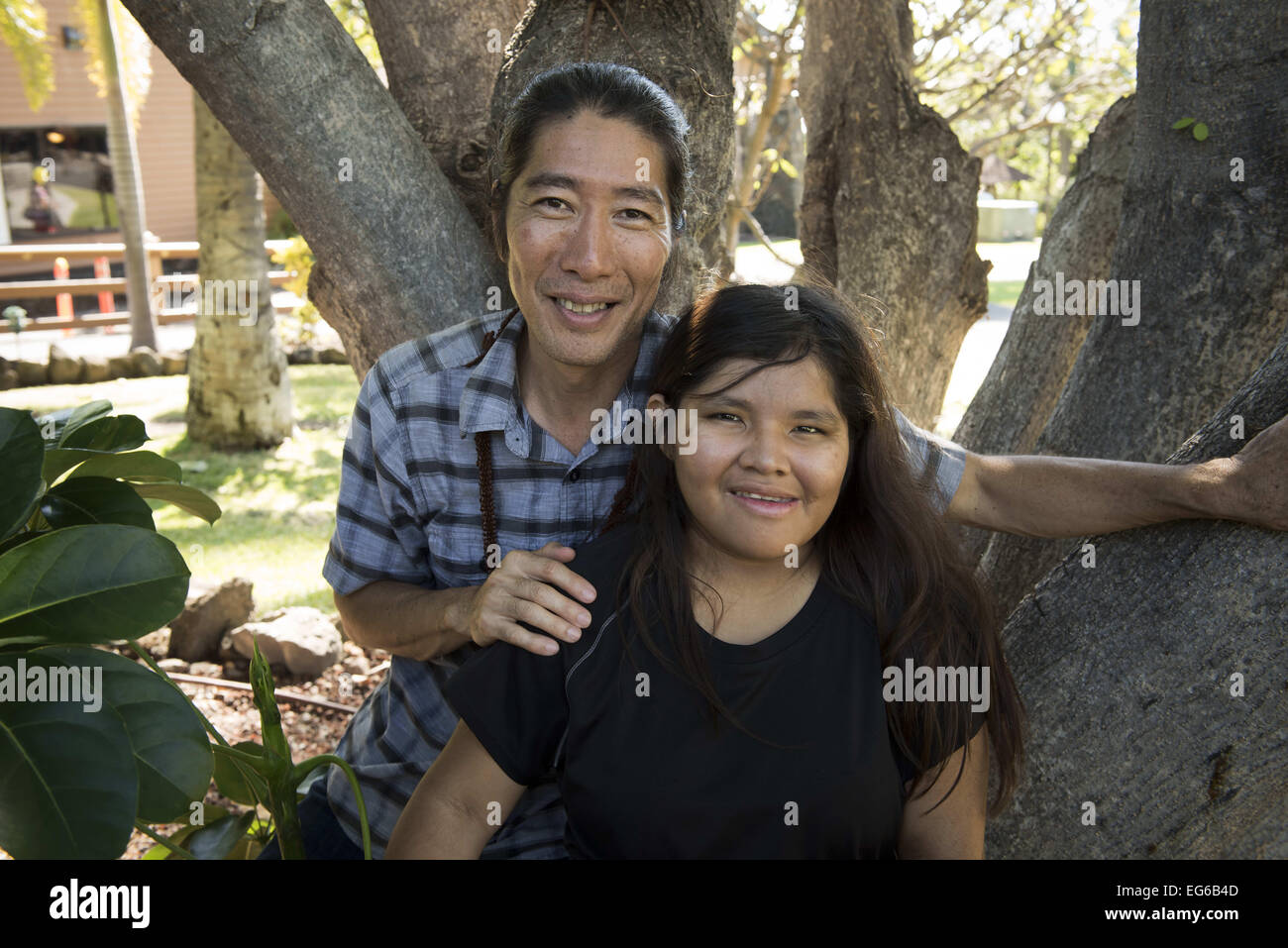 13. Februar 2015 - Kona, HI - HAKANI KANANI KEAKUA, 19, mit EDSON SUZUKI, ein Missionar in den Amazonas-Regenwald in Südamerika, die sie adoptiert. aus der Region Suruwaha indischen überlebt Stamm aber kaum lebte ein Todesurteil. Suzuki und seine Frau Marcia erklärte, dass Hakani von Familienmitgliedern aufgrund ihrer Behinderungen als junges Mädchen lebendig begraben worden waren. '' Der Stamm glaubte, dass sie ein Affe Seele, nicht die Seele eines Kindes hatte, denn sie konnte nicht laufen oder sprechen, '' sagte er. Hakani der Eltern nahmen ihr eigenes Leben anstatt die Tribal benutzerdefinierte töten Kinder als d Stockfoto