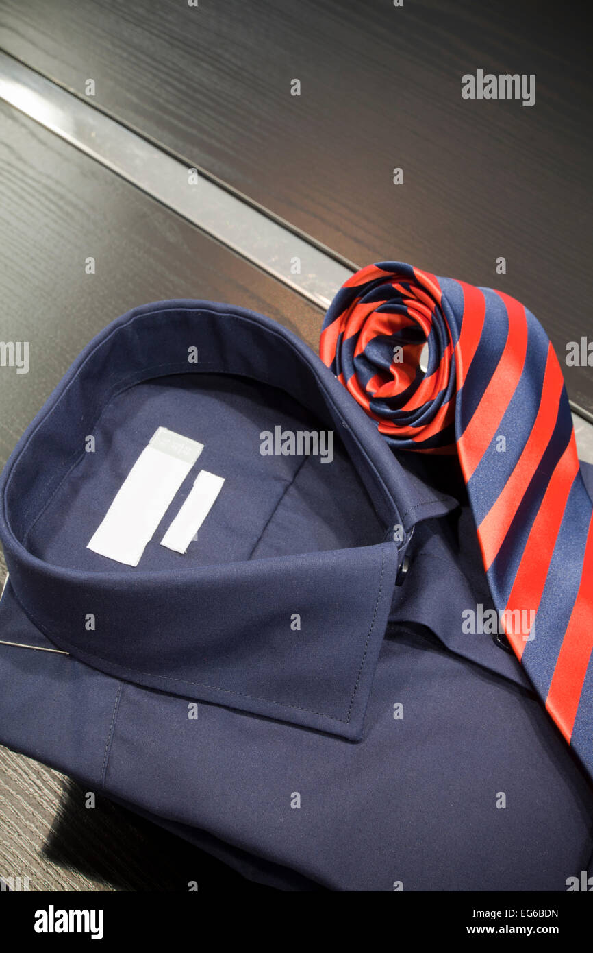 Kariertes Hemd und Krawatte auf Tisch Stockfoto