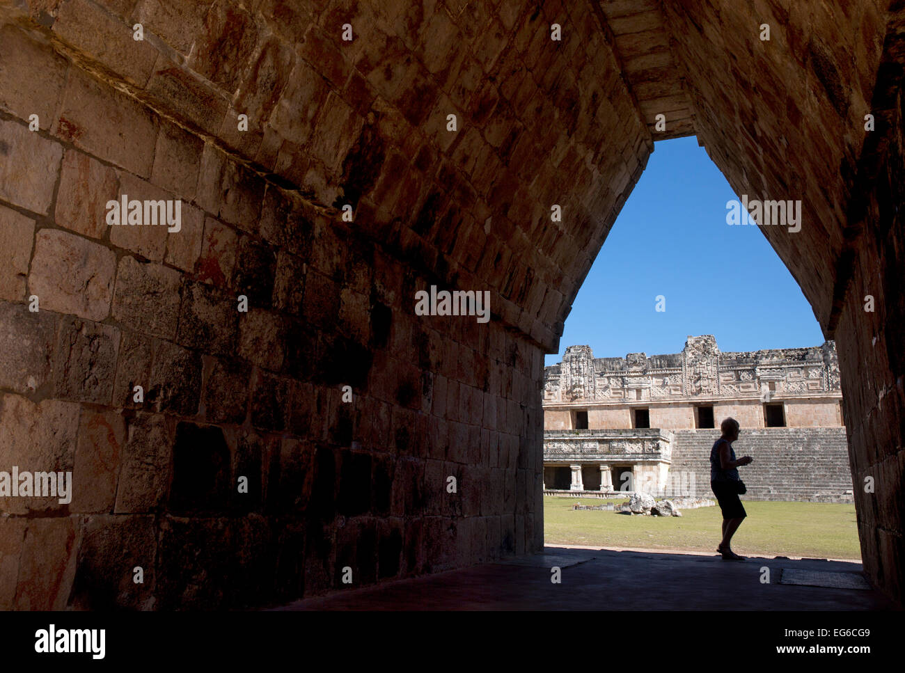 Corbeled Torbogen, das Nonnenkloster Viereck, Uxmal, Yucatan, Mexiko Stockfoto