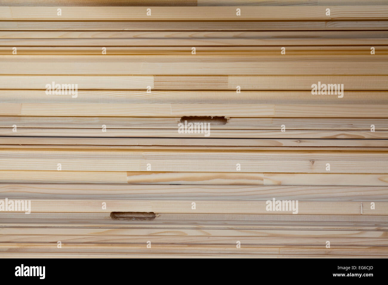 Reihe von komplexen Holzbohlen gespeichert für die installation Stockfoto