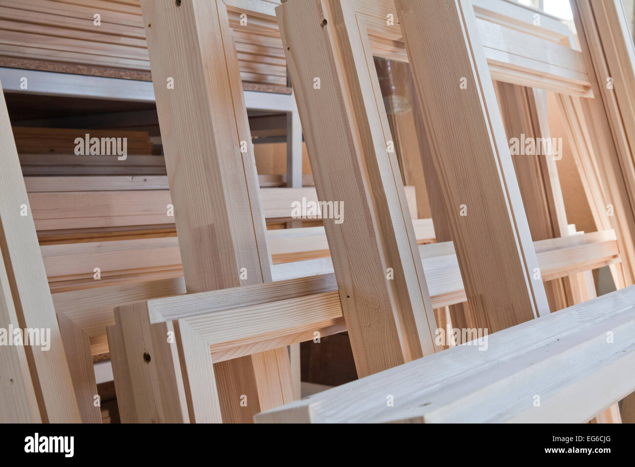 Reihe von komplexen Holzbohlen gespeichert für die installation Stockfoto
