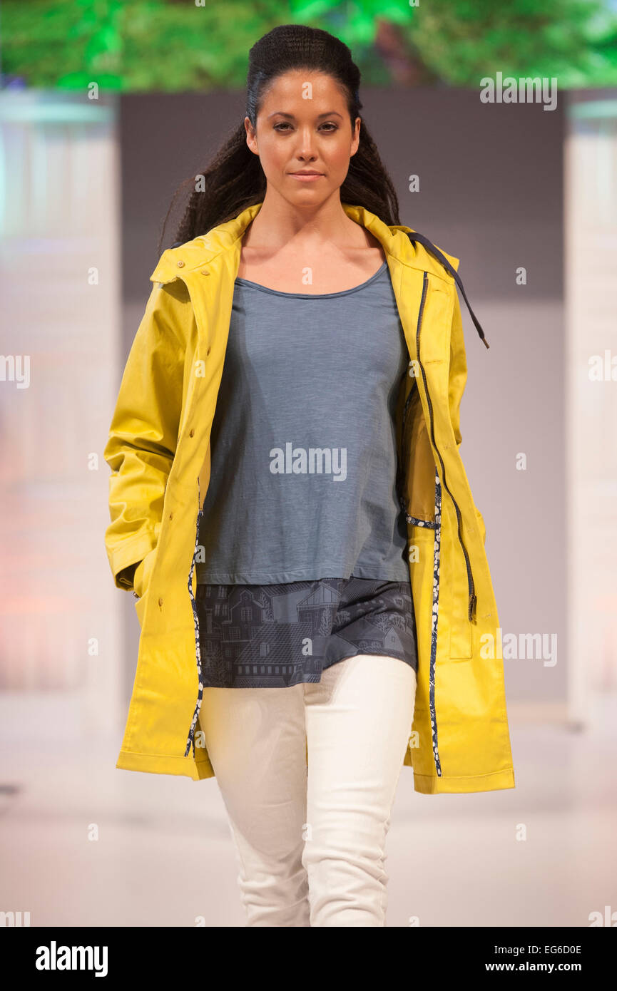 Model auf dem Laufsteg tragen einer Jacke und geschichteten Tops von Weird Fisch während der Schneiderei & Leisurewear-Show bei Moda Herbst Winter 2015-2016, NEC Birmingham, UK. Bildnachweis: Antony Brennnessel/Alamy Live-Nachrichten Stockfoto