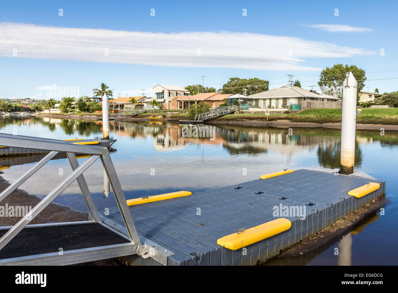 Private Bootsstege, Luxus-Immobilien auf Mann angehören machte Kanal bei Moolooaba auf die Sunshine Coast in Queensland. Stockfoto