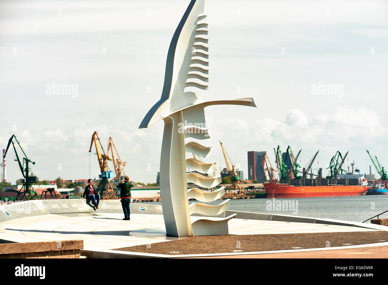 Klaipeda Litauen. Das Albatros-Denkmal auf der Fahrrinne des großen eisfreien Ostseehafen erinnert an verlorene Seefahrer Stockfoto