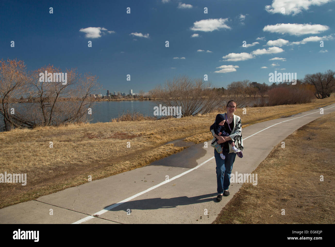 Denver, Colorado - eine Frau trägt ihr sieben Monate alte Sohn, wie sie läuft auf einem Trail um Sloan See. Stockfoto