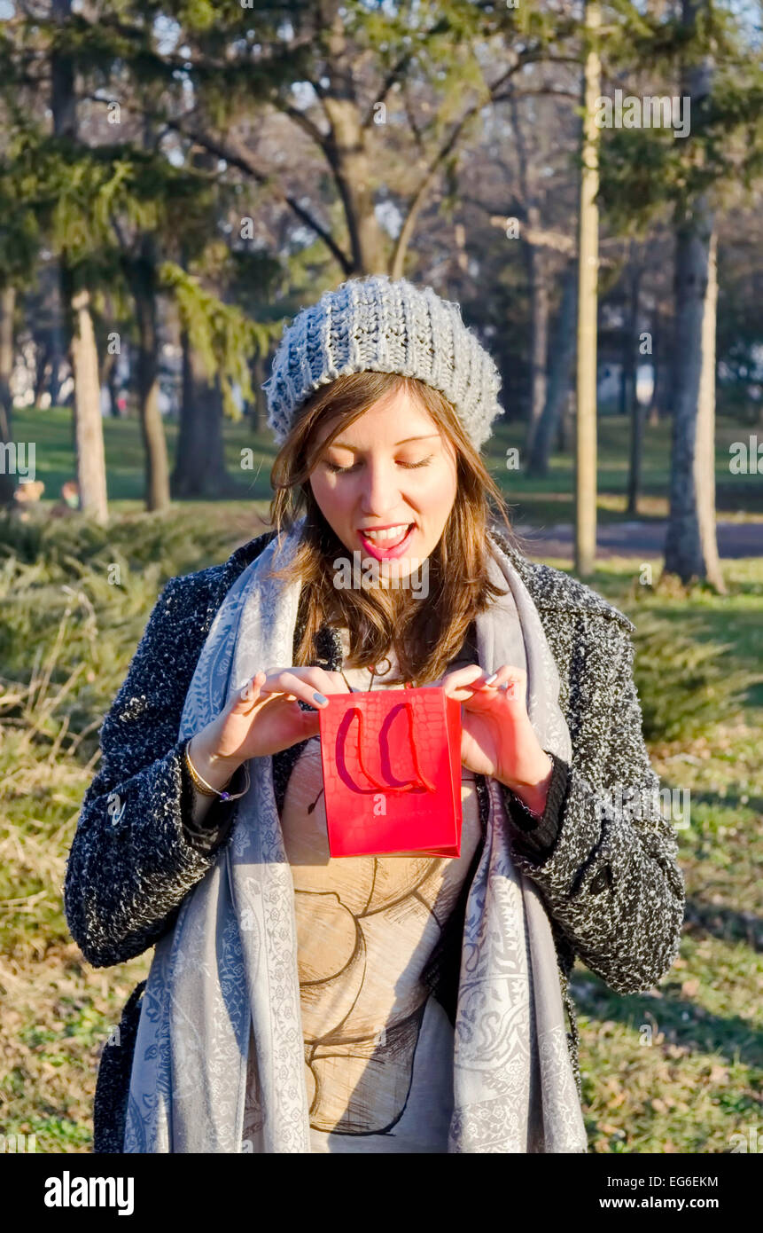 Junges Mädchen öffnen ihre Valentine ist in einem Park im Freien vorhanden Stockfoto